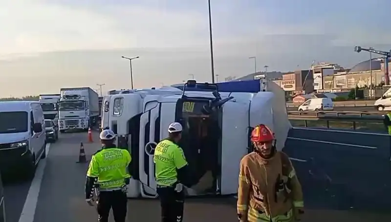 Pendik TEM Otoyolu'nda TIR Devrildi: İstanbul'a Giden Yolda 2 Saatlik Trafik Korkusu