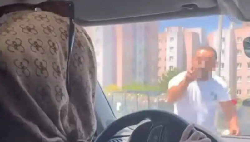 Büyükkentte Trafik Kavgası: Camı Yumruklayan Sürücü Şok Ettti!