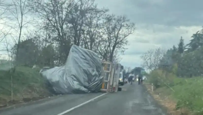 Tekirdağ'da Saman Yüklü TIR Devrildi: Kaza Sonrası 1 Yaralı Hastaneye Kaldırıldı