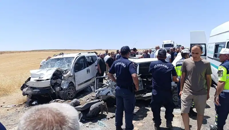 Otomobil ve Hafif Ticari Araç Çarpıştı: 4 Can Gitti, 1 Kişi Yaralı