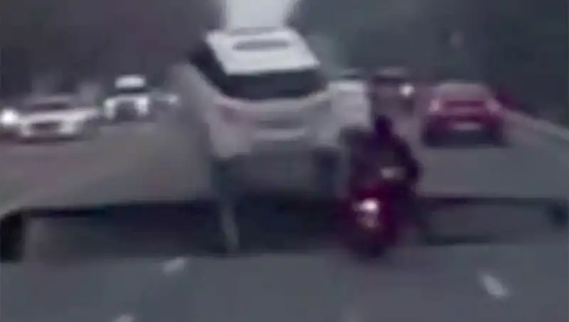 Güney Kore Otoyolunda Dev Çukur Oluştu, Motosiklet Yuttu!