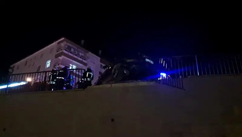 Kontrolden Çıkan Araç, Bariyere Çarpıp Havada Asılı Kaldı