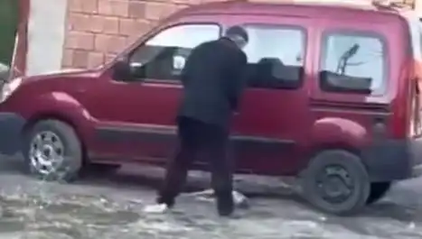Sokak Ortasında Köpeğe Yapılan Şiddet Olayı Halkı İsyan Ettirdi!