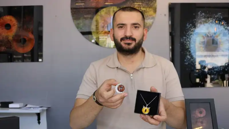 Işıl Işıl İrisler: Sanatçıdan Eşsiz Takı ve Tablo Tasarımları