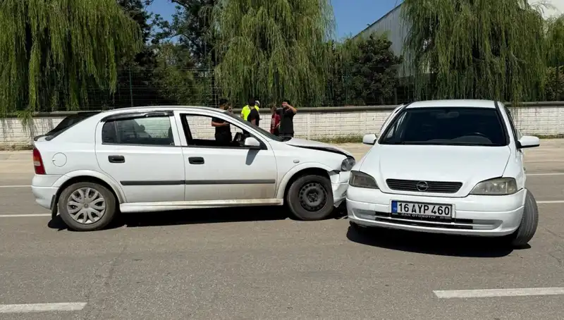 İki Otomobilin Çarpışması Sonucu İki Yaralı: Kaza Anı Kamerada
