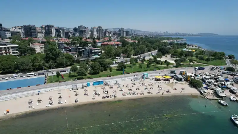 İstanbul'un Sıcak Havasında Caddebostan Sahili Dolup Taştı