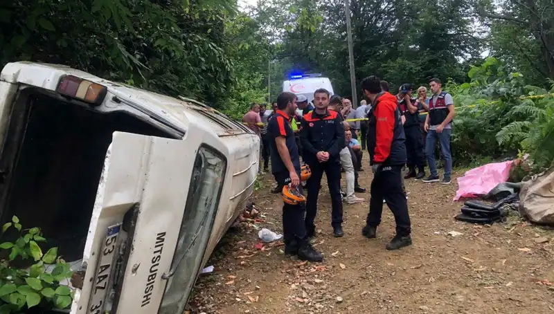 Rize'de Minibüs Kazası: Yamaçtan Yuvarlanan Araçta İki Can Kaybı, Üç Yaralı