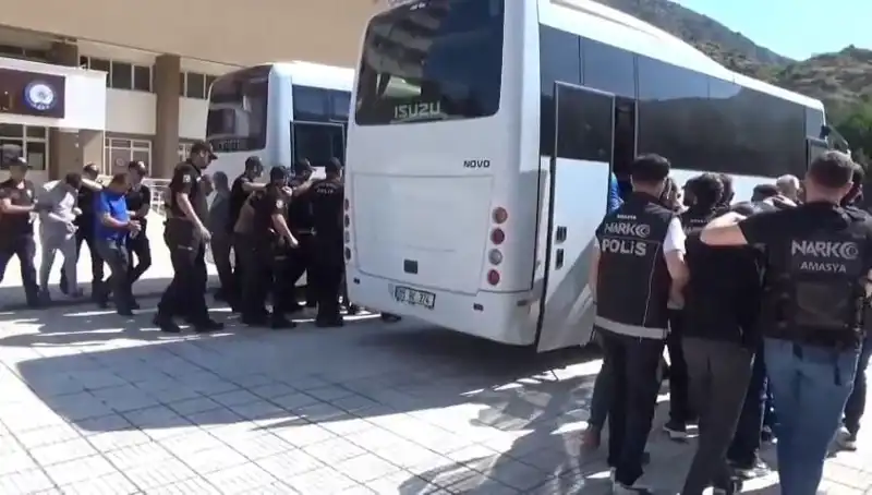Amasya'da Uyuşturucu Operasyonu: 13 Kişi Tutuklandı, Şok Detaylar Ortaya Çıktı!