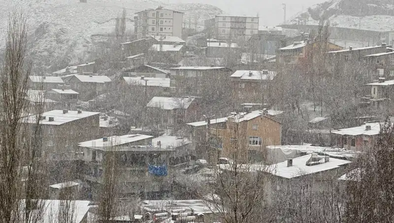 Hakkari'de Nisan Ayında Yağan Kar, Bölgeyi Beyaza Bürüdü!