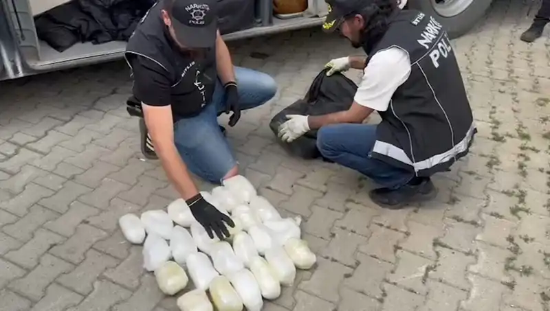 Yolcunun Valizinde 13 Kilo Metamfetamin Yakalandı: Şok Edici Detaylar!