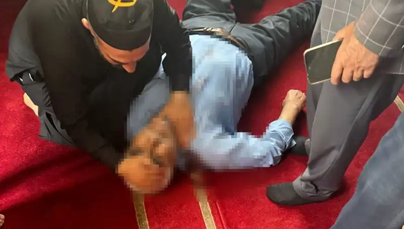 Camide Yaşanan Şok Olay: Namaz Kılarken Bıçaklı Saldırı!