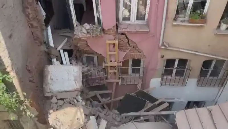 İstanbul'da Üç Katlı Bina Balkonunun Çökmeye Dair Korkutan Olay