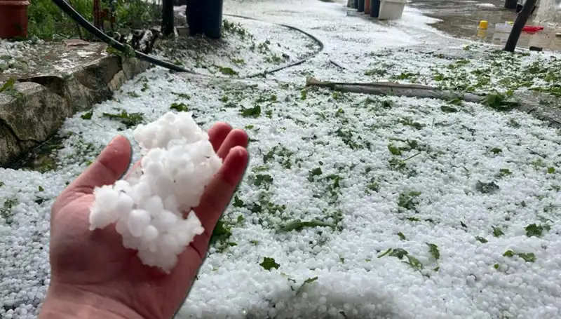 Haziran'da Dolu Sürprizi: Şehirler Beyaz Bir Halı Gibi Kaplandı