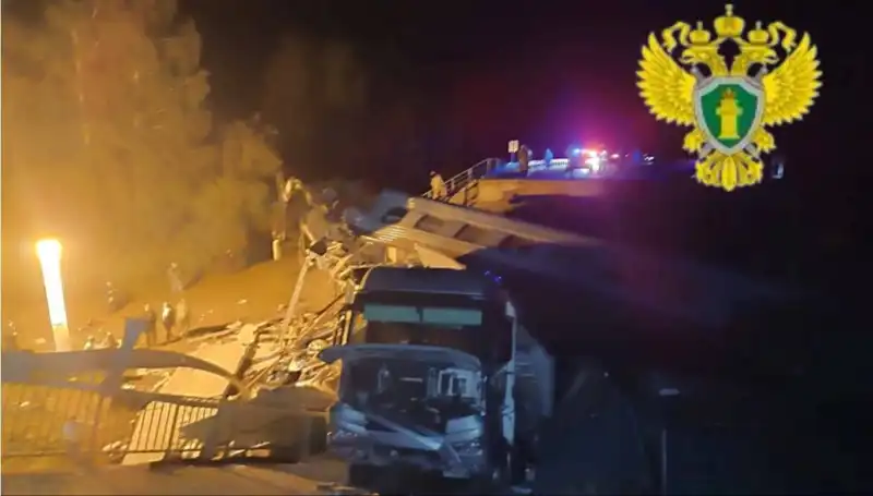 Rusya'da Köprü Çöktü: Trenin Üzerinde Facia, Hayatını Kaybedenler Var