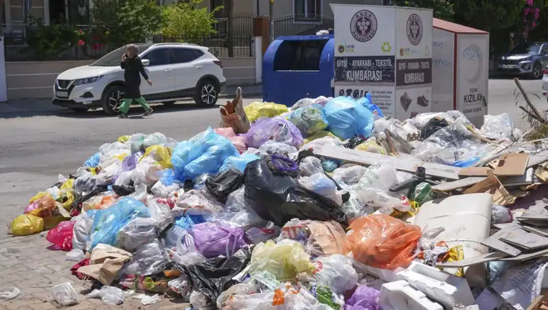 İzmir'de Çöp Yığınları Artıyor: Halk ve Çevre Sağlığı Tehlikede Mi?