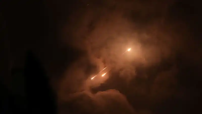 İran'ın Gece Saldırılarının Gizemi: Füzeler Neden Gece Ateşleniyor?