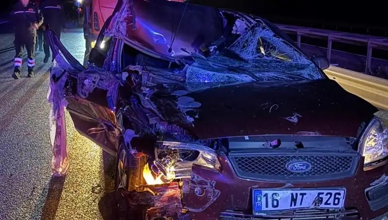Afyonkarahisar'da Korkunç Kaza: Otomobil ile TIR Çarpıştı, 4 Yaralı