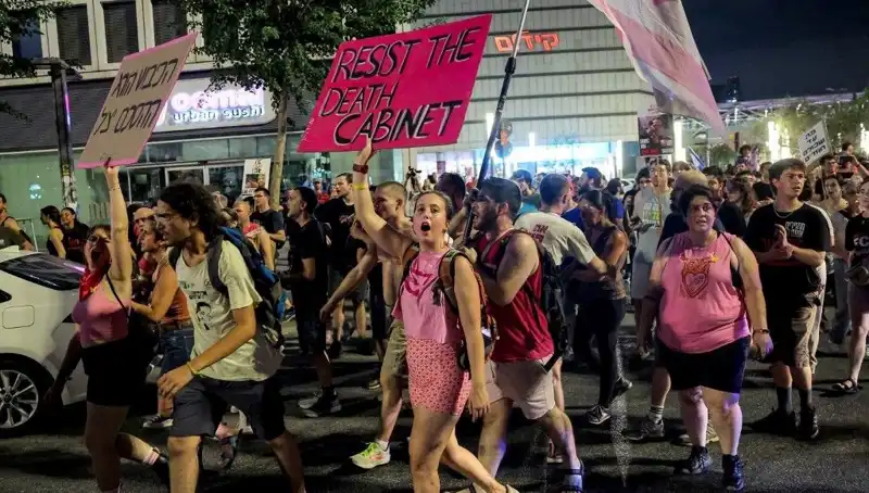 Tel Aviv'de On Binler Netanyahu'ya Karşı Sokaklarda: Protestoların Sebepleri Neler?