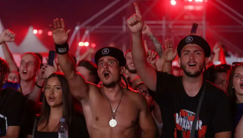 Thompson Konserinde Olay Yaratacak Nazi Selamı Skandalı!