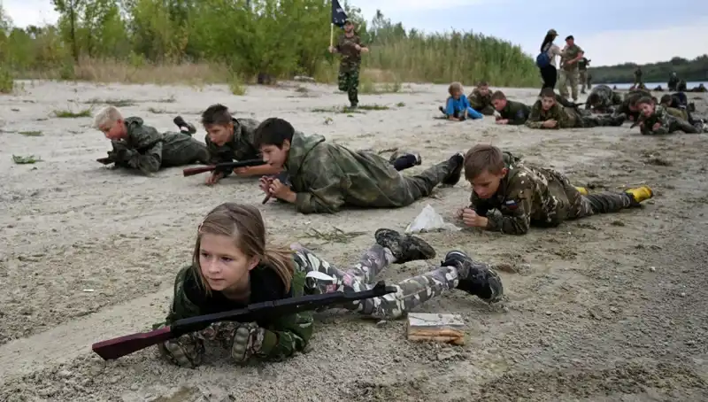 8 Yaşındaki Rus Çocukların Askeri Kampı: Hayatlarını Tehlikeye Atıyorlar