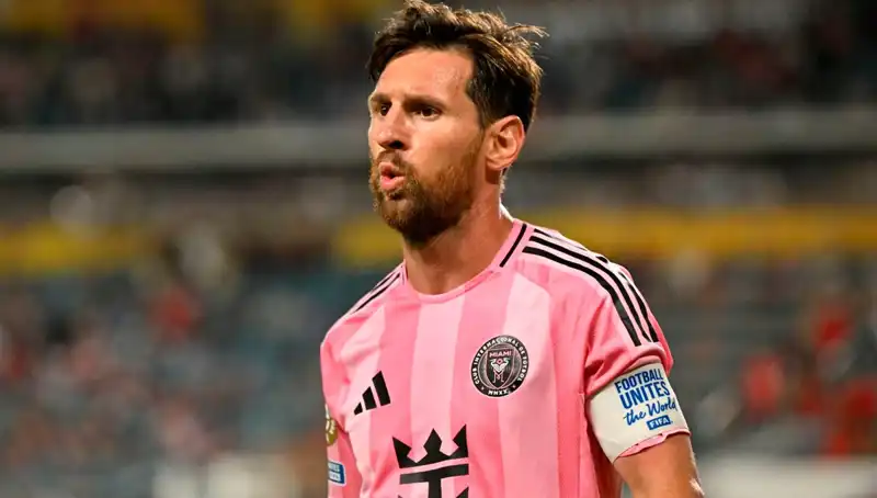 Messi'den Şaşırtan Başlangıç: Son Dakika Şutu Direkten Döndü!