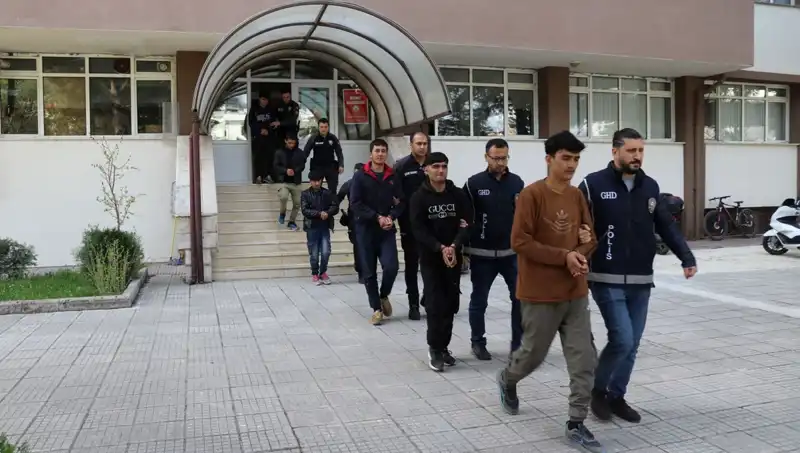 21 Düzensiz Göçmen, Türkiye'de İki İlde Ele Geçirildi!
