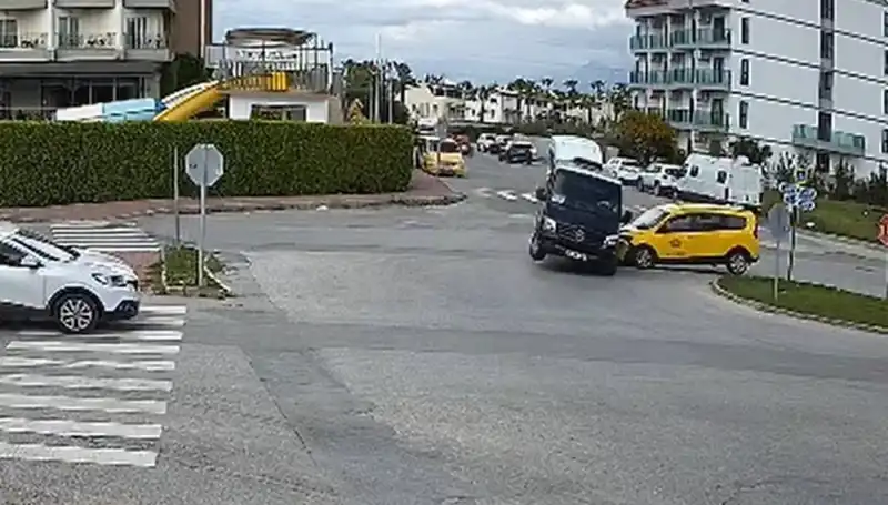 Kavşakta Feci Kaza: Minibüs ve Ticari Taksi Çarpıştı, Yaralılar Var