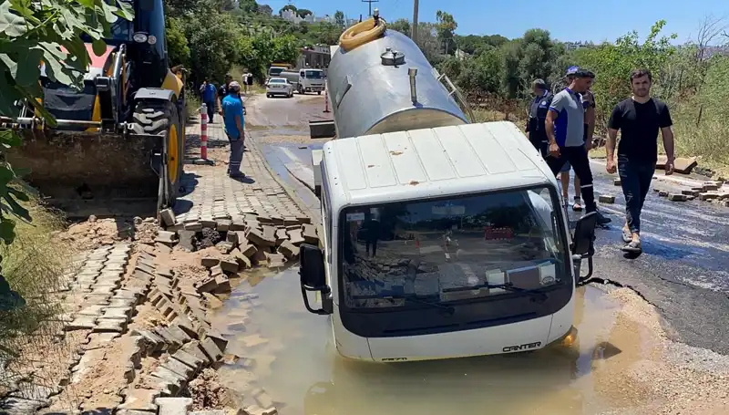 Bodrum’da Su Hattı Patladı, Tanker Büyük Çukura Düşerek Yıkım Yaratıyor