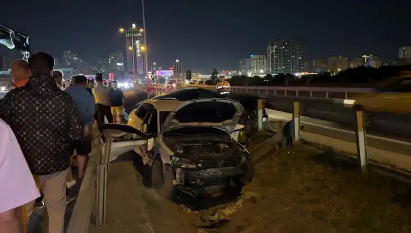 Makas Atma Sonrası Kontrolden Çıkan İki Araç Yol Ayrımında Havalandı!