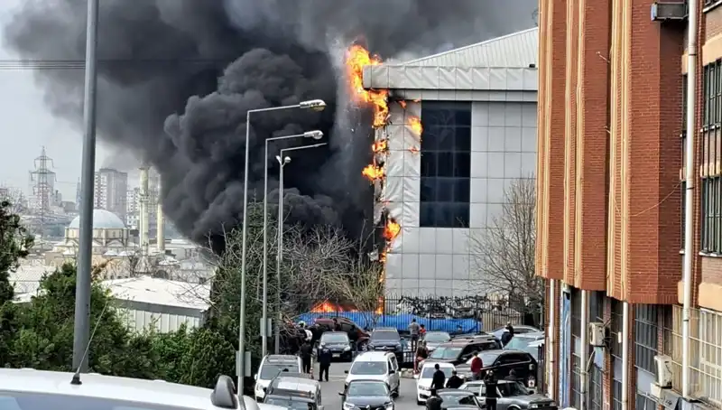 Başakşehir Sanayi Sitesinde Korkutan Yangın: Ekipler Hızla Müdahale Etti