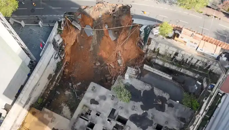 Sarıyer'de Beklenmedik Yol Çökmesi: Cadde trafiğe kapandı!