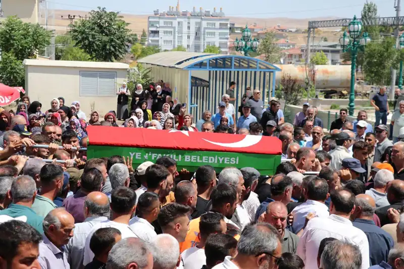 MHP'li Belediye Başkanının Gazetecilere Duygusal Veda Anları