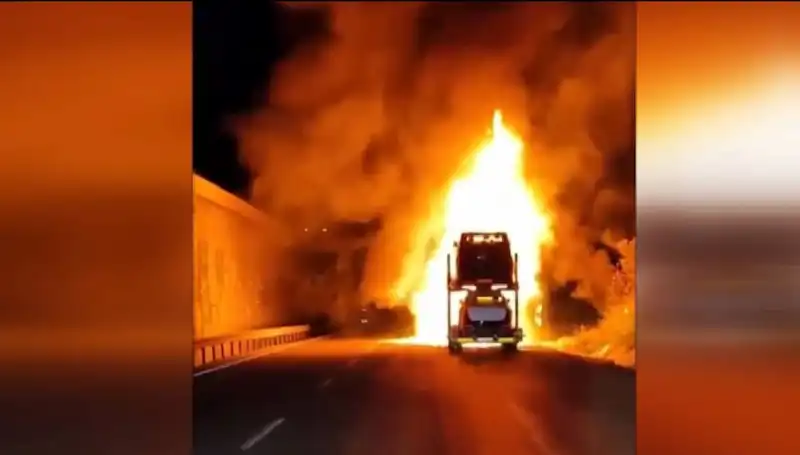 Otomobil Yüklü Tırda Yangın Çıktı: 8 Araç Küle Döndü