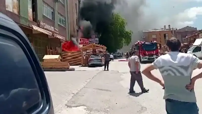 Ankara'da Çıkan Yangın, İş Yerlerini Küle Çevirdi!