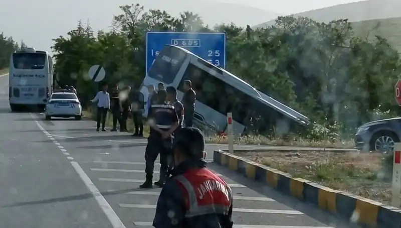 Isparta’da Tur Otobüsü ve Yolcu Otobüsü Çarpıştı: Yaralıların Sayısı Artıyor