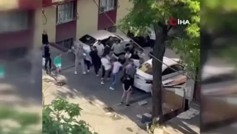Kapıları Zorlayan Madde Bağımlısına Mahallelinin Sert Tepkisi