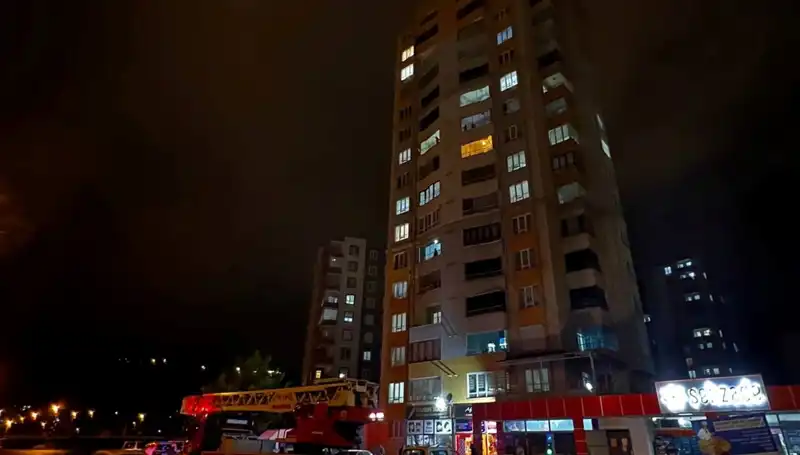 Yıldırım Düşmesi: Apartman Çatısında Korkutan Anlar