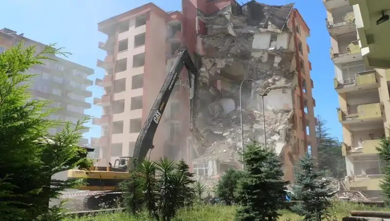 Dalgalar Sarsıyor: İki Bina İçin Yıkım Süreci Başladı