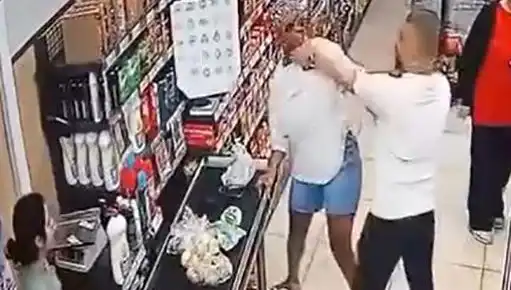 Market Kasa Sırasında Öfkeli Annelere Dikkat: Bir Kadına Saldırı Gözlemlendi