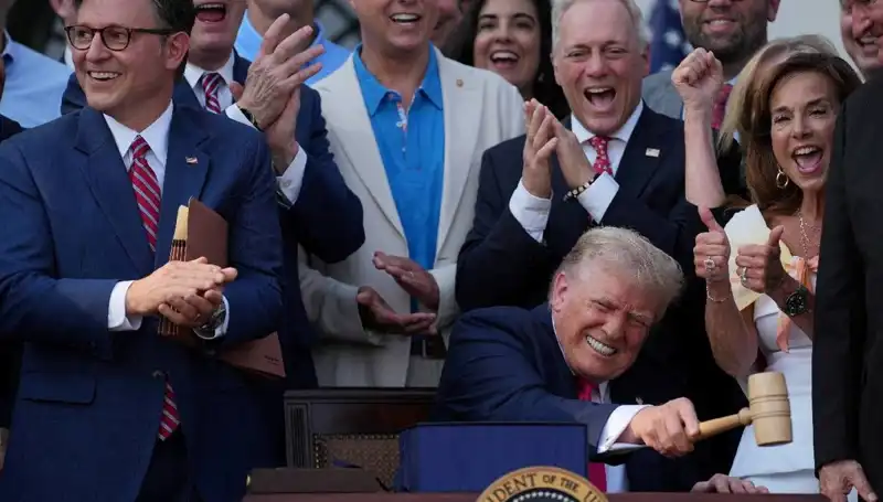 Donald Trump’tan Çarpıcı Hamle: "Büyük, Güzel Yasa Tasarısı" İmzalandı!