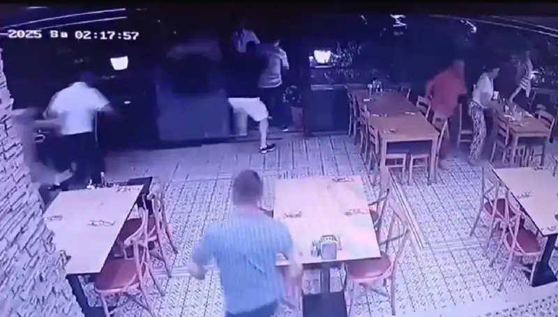 Deprem Anı Güvenlik Kameralarına Yansıdı: Şok Edici Görüntüler Ortaya Çıktı