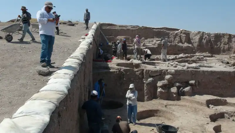Oylum Höyük'te Sıcak Havanın Üstesinden Gelinerek Kazı Çalışmaları Devam Ediyor