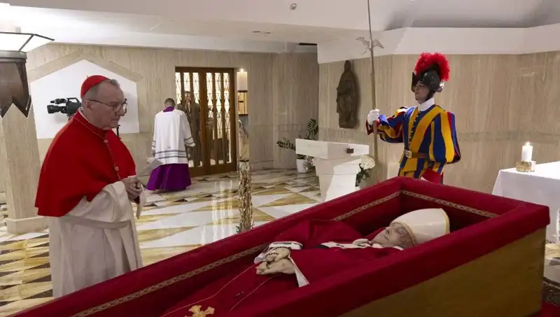Papa'nın Tabutundaki Fotoğraflar: Duygusal Anların Paylaşımı