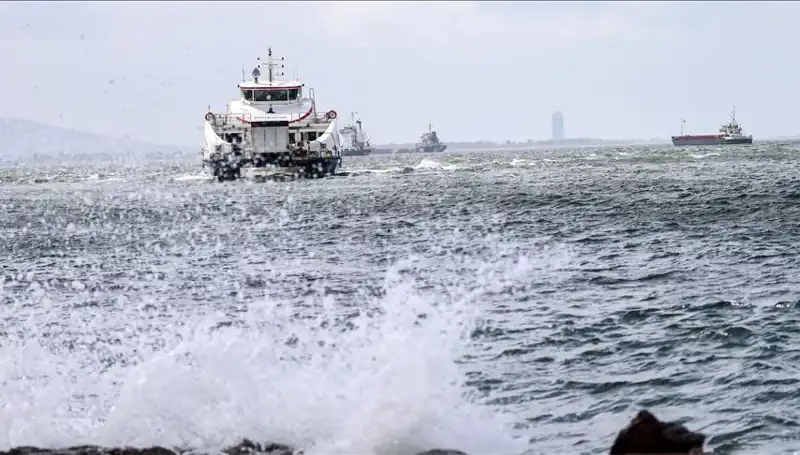 İzmir'de Fırtına Nedeniyle Vapur Seferleri Sıfırlandı: Yolcular Ne Yapacak?